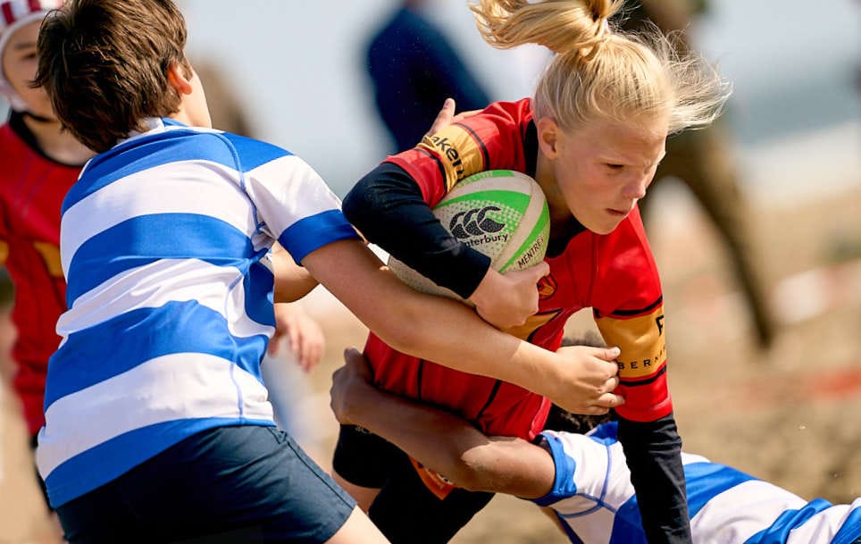 NORTH SEA BEACH RUGBY YOUTH TEAMS BATTLE FOR RUGBY BAL NORTH SEA BEACH RUGBY YOUTH TEAMS BATTLE FOR RUGBY BAL
